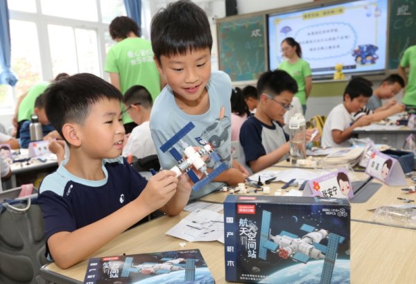 象泰配资 浦东小学生爱心暑托班开班，各办班点化身“夏日充能站”
