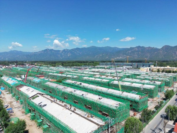 红盘策略 北京延庆镇西北片区安置房封顶 村民明年可住新居